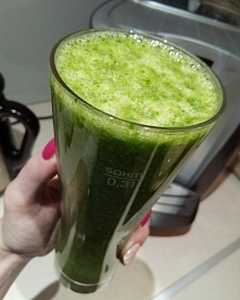 jagoda_berry1234
Szpinak, banan, soczyste brzoskwinie, seler naciowy, woda :) na zdrowie!