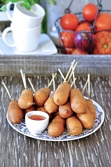 Składniki: 5 parówek drobiowych lub wieprzowych dobrej jakości / cienkie kiełbaski np. frankfurterki 1/2 szklanki mąki kukurydzianej 2/3 szklanki mąki pszennej 1/2 łyżeczki pros...