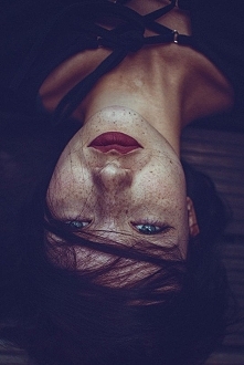 ładna pani z piegami