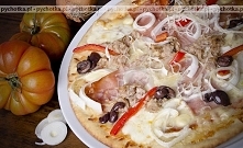Pizza z cebulą i szynką