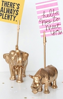 Mój pomysł aby nie zapominać ważnych rzeczy. Zwykłe zabawki pomalowane złotą farbą i o tego mała klamerka. Coś totalnie w moim stylu!