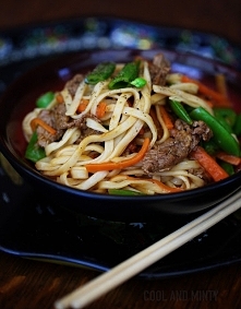 Makaron chow mein z wołowiną i groszkiem cukrowym