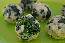 Kulki jaglane z jarmużem i cebulką.