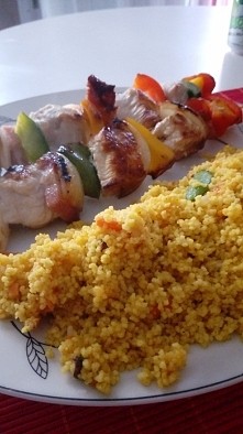 niedzielny obiad ;) szaszłyki z piersi indyka, papryką, cebulą i chudym boczkiem, do tego kuskus z przyprawami i chińskimi warzywami ;)