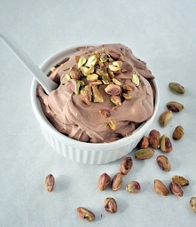 1. Czekoladowo-pistacjowy mus

Składniki:
- 1 puszka mleka kokosowego
- 3 łyżki kakao
- 2,5 łyżki syropu klonowego
- 2 łyżki posiekanych pistacji (lub innych orzechów)

Sposób p...