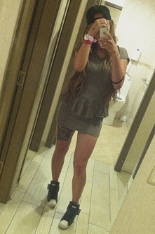 Cała ja. Uparta i zawsze stawiam na swoich fanaberiach. Lekcja stylu wg mnie? Nikt mi nie wmówi, że do sukienki nie pasują adidasy i czapka :D Pozdrawiam zbuntowane księżniczki!...