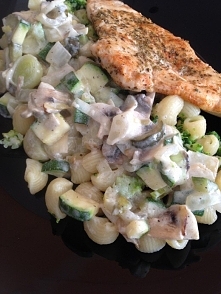 Makaron z warzywami i mięsem.