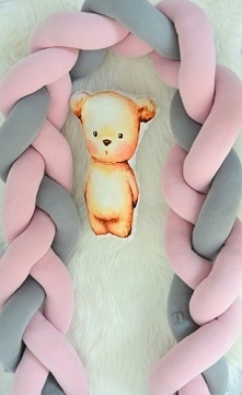 Poduszka warkocz jest wszechstronnym dodatkiem o wielu zastosowaniach. Długi warkocz może pełnić funkcję ochronną, np chroniąc dziecko przed szczebelkami łóżeczka, a także służy...