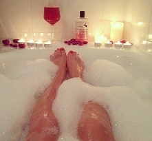 Nie ma dla mnie nic lepszego po całym, ciężkim dniu niż długa, relaksująca, gorąca kąpiel. Może być przy świecach, w towarzystwie muzyki, wina no i czasami faceta ;)