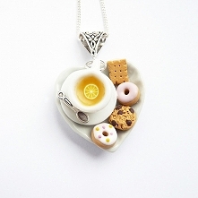 Czas na herbatę wisior z filiżanką i ciastkami