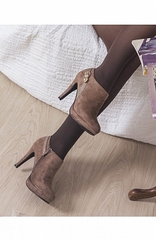 Krótkie botki brązowe Eleganckie botki damskie, wykonane z ekologicznego zamszu, na zapiętku wstawka z wężowym worem ze złota klamerką