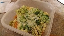 I lunch box na jutro gotowy...makaron z brokułami i sosem serowym
