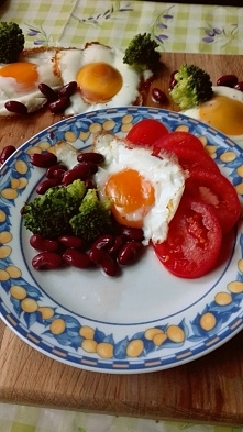 Jaja z pieca 
Przepis na blogu : zesmakiemnaty.blogspot.pl

zapraszam również na instagram: zesmakiemnaty