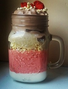 Koktajl jogurtowy z warstwą truskawkową i bananową