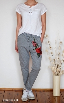 Szare, bawełniane spodnie dresowe z haftem. Jedna z naszych pięknych, wiosennych nowości. Znajdziesz je  na naszej stornie, zapraszamy :)