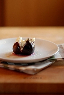 PIECZONE FIGI Z SEREM KOZIM I MIODEM