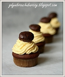 Czekoladowe babeczki z kremem morelowym