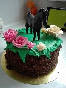 Tort zdobiony masą cukrową