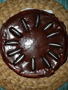 Polewa czekoladowa : 250 ml śmietanki kremówki i łyżkę oleju kokosowego - podgrzewam w kąpieli wodnej,  ale uważam żeby nie była za gorącą, ściągam na bok i wrzucam połamaną cze...