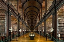 300-letnia Biblioteka w Dublinie, Irlandia.