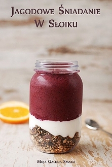 Składniki na 2 porcje:

    6 łyżek granoli
    2 jogurty naturalne
    120 g mrożonych jagód
    1 pomarańcza
    1 banan
    1 szklanka mleka


Do słoika wsypać 3 łyżki granol...