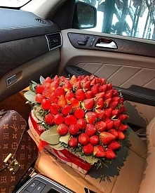 Taki bukiet z truskawek chętnie bym chciała dostać i nawet zjeść :D Już niedługo na szczęście zaczyna się sezon na truskawki :) Nie mogę się doczekać :)