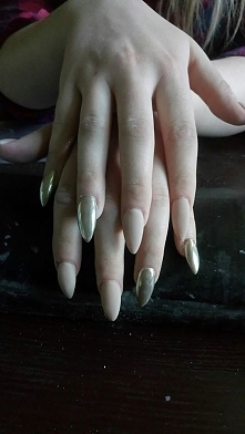 przedłużane pazurki z matem...