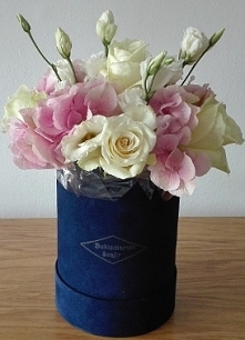 Bukieciarnia Szafir - kwiaty w pudełkach. Mobilna kwiaciarnia Warszawa i okolice.