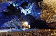 Jaskinia Nietoperzowa (woj. małopolskie)- jedna z piękniejszych jaskiń Jury Krakowsko-Częstochowskiej. Nazwa jaskini pochodzi od znalezionych w niej bogatych szczątków kopalnych...