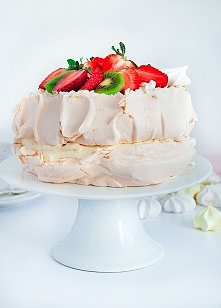 Tort bezowy z kremem budyniowym i owocami