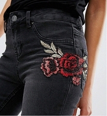 naszywki - kwiaty wyglądają pięknie. Spodnie dostępne na ASOS
