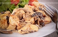 Pierś kurczaka z leśnymi grzybami w śmietanie