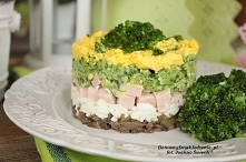 warstwowa sałatka z brokułe...