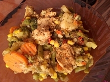 Mój dzisiejszy obiad <3 (100 g piersi z kurczaka przyprawiona gyrosem, ziołami prowansalskimi i bazylią, pieczone bez dodatku tłuszczu. Do tego oczywiście ok. 200 g warzyw na...