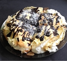 I jeszcze jeden keto deser. Naleśniki, krem z bitej śmietany i kokosa i domowa czekolada+wiórki. Wszystko bez węgli :)  instagram alveaenarle