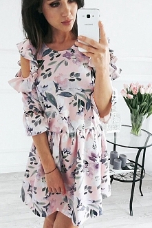 Jasnoróżowa sukienka w szare kwiaty z wycięciami na ramionach