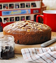 ciasto migdalowe z wisienkami