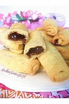 Składniki: Ciasteczka: IlośćSkładnik 3 szklanki  mąki pszennej 1 szklanka  gęstej kwaśnej śmietany 250 g zimnego masła Dodatkowo: powidła, konfitury, dżem, do nadzienia (u mnie ...