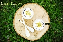 Mus figowy z cytrynowym jogurtem i pistacjami