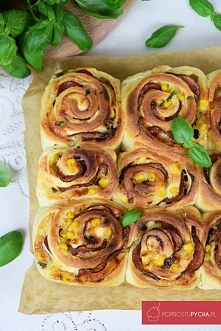 Zawijane bułeczki czosnkowe z kiełbasą :)