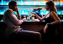 Focus (2015) 7/10
Profesjonalny oszust uczy fachu młodą dziewczynę. Tworzące się miedzy nimi uczucie komplikuje ich relacje zawodowe.
Momentami bardziej przypomina komedie roman...