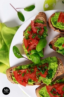 Pesto z zielonego groszku (mrożonego) z oliwą oliwek i parmezanem. Świetne jako pasta na kanapki bez jajek, podana na chrupiących grzankach z pomidorem.