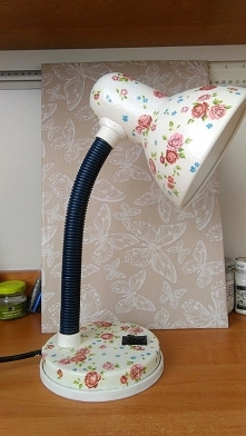 Lampka na biurko w róże decoupage