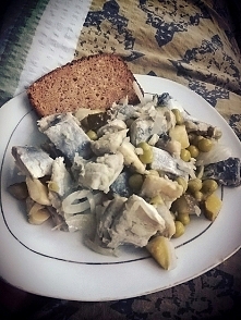 Na śniadanie świąteczna sałatka śledziowa, uwielbiam! Dla rodzinki z majonezem dla mnie bez :)