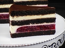 Czekoladowy tort z wiśniami...