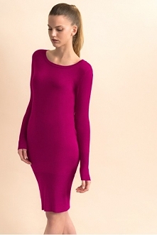 Sukienka Animi marki Tatuum to model o długości midi o wygodnym kroju z luźną górą i dopasowanym dołem. Posiada długie rękawy i okrągły dekolt. Wykonana jest z wysokiej jakości,...