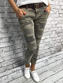 moro spodnie plus białe akcenty