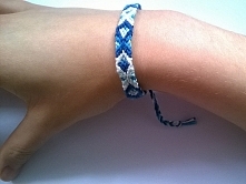 jeśli ktoś chciałby to mogę wykonać na zamówienie :) . Pięknie wygląda wersja różowa. Potrafię też robić bransoletki z napisami bądź jakimś wzorem ;)