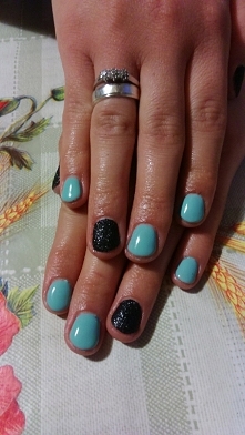 na naturalnej płytce z zatapianym w żelu czarnym brokatem
