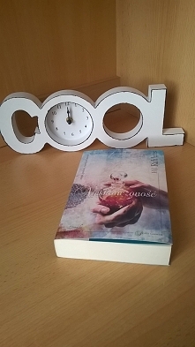 Jest rok 2264. Mroczna Zima już minęła. Średnia długość życia to sto pięćdziesiąt lat. Większość prac wykonują roboty. Ludzie posługują się mózgołączem, które pozwala im na zapi...